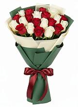 Букет Микс из красных и белых роз в Кучерле