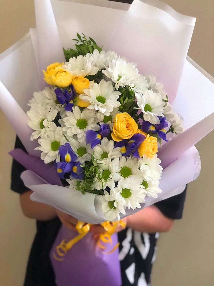 Букет цветов из: Ирисы, Хризантемы и Розы в Кучерле