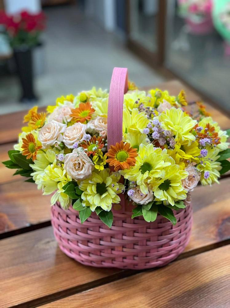 Цветочная композиция из Хризантемы и Розы в корзине в Кучерле