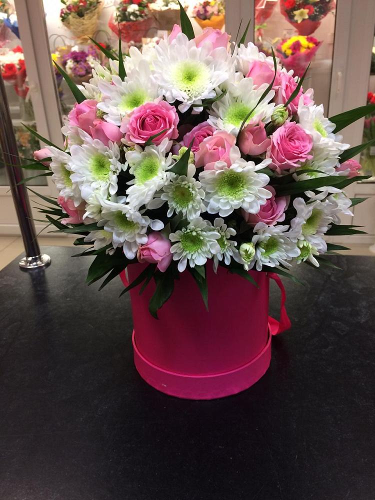 Цветочная композиция из Розы и Хризантемы в шляпной коробке в Кучерле