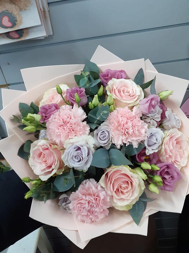 Букет цветов из: Розы, Гвоздики и Лизиантусы в Кучерле