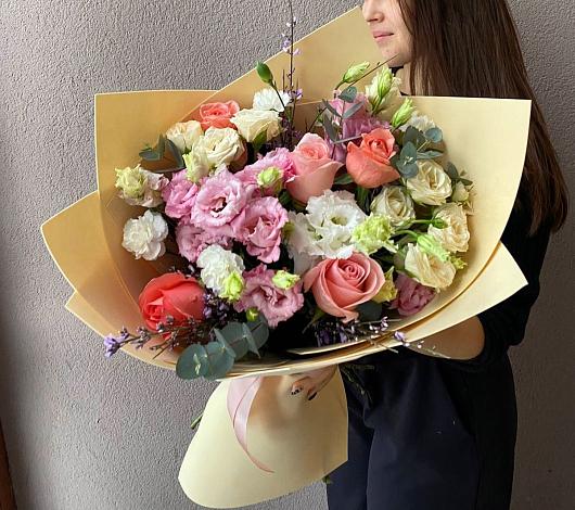Букет цветов из: Розы, Лизиантусы и Гвоздики в Кучерле