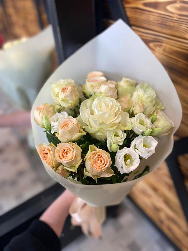 Букет цветов из: Розы и Лизиантусы в Кучерле